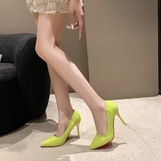Damen Spitz zulaufende Lack-Pumps mit skulpturellem Stiletto-Absatz und Kontrastlaufsohle Shop Nory