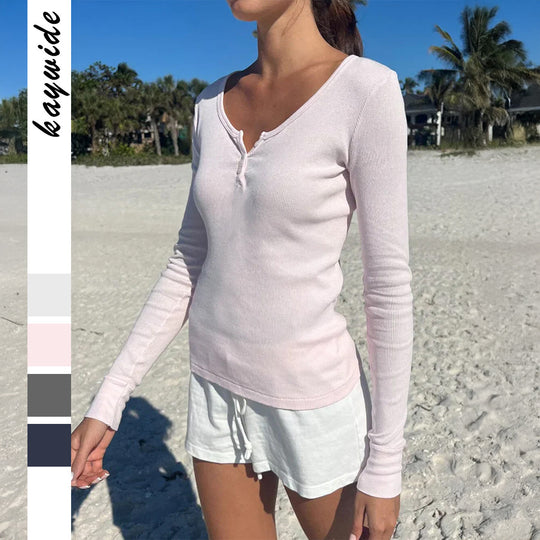 Damen nan tailliertes Henley-Langarmshirt mit tiefem U-Ausschnitt, feiner Rippstruktur und dekorativer Knopfleiste Shop Nory