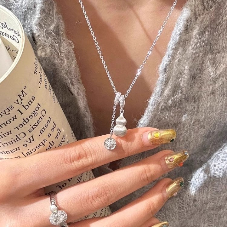 Damen Halskette mit kunstvollem Anhänger und funkelnden Details Shop Nory