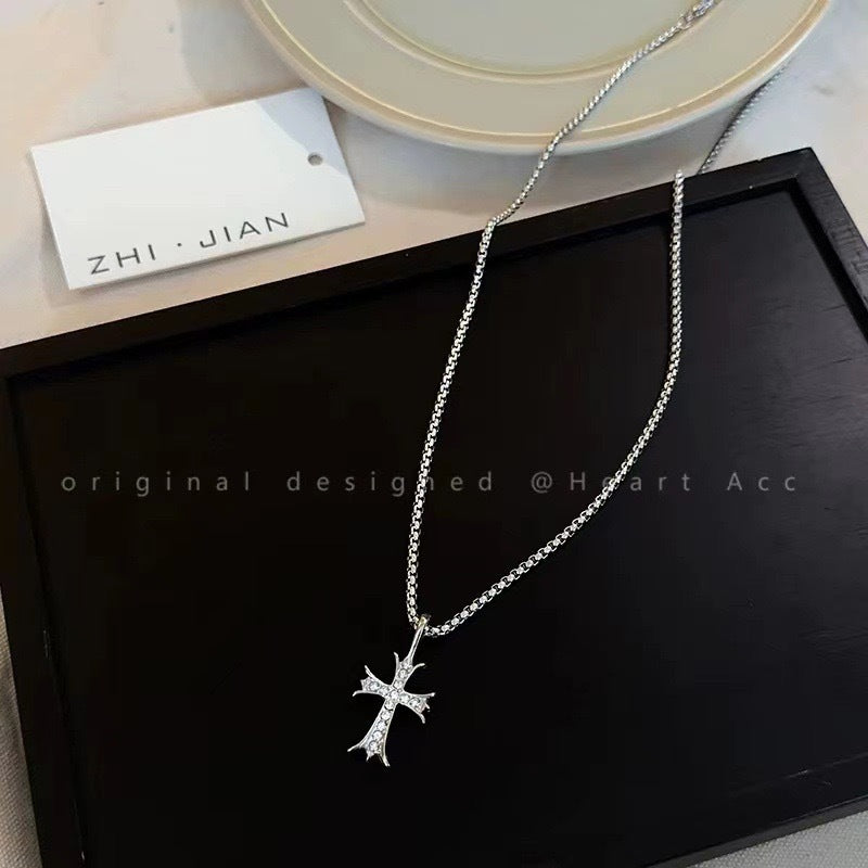 Damen Halskette mit filigranem Kreuzanhänger und funkelnden Zirkonia Shop Nory