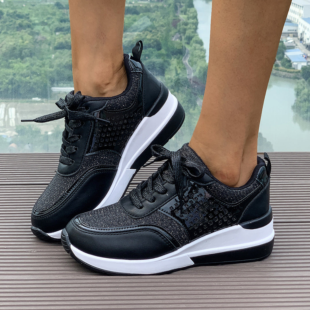 Damen stylische Keil-Sneaker mit metallischer Optik großflächigen Ziersteinen und gepolstertem Komfortfußbett Shop Nory