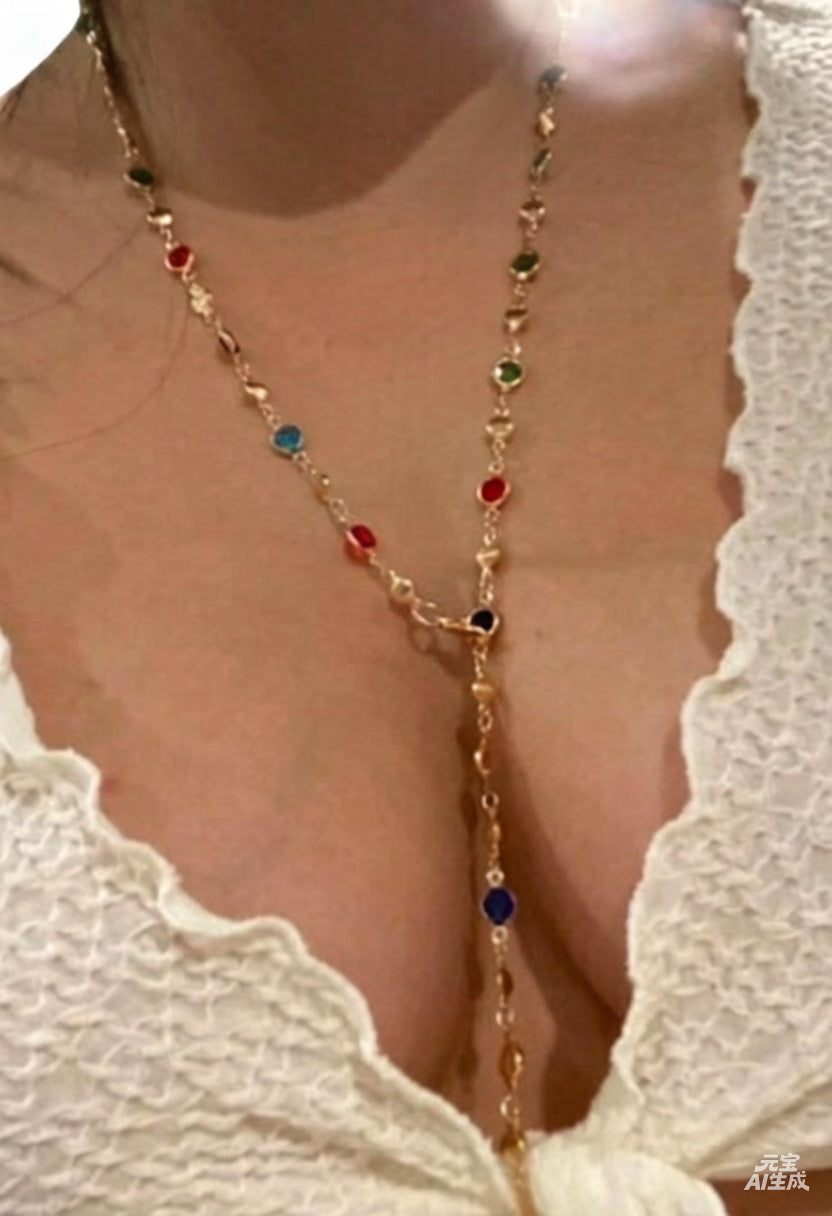 Damen Halskette mit bunten Edelstein-Details und filigranem Design Shop Nory