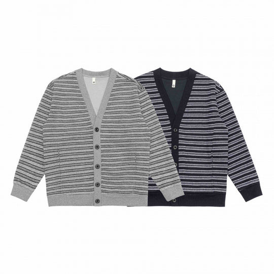 Unisex Gestreifte Boxy-Strickjacke mit V‑Ausschnitt, Knopfleiste und gerippten Abschlüssen Shop Nory