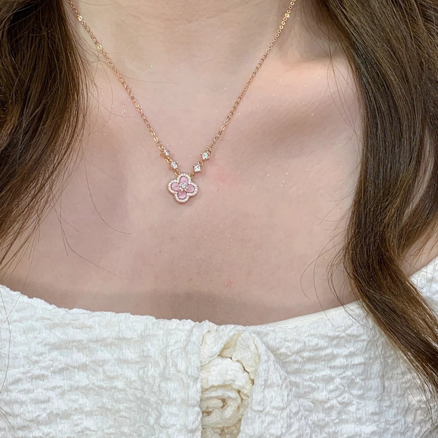 Damen Halskette mit kunstvollem Blumenanhänger und funkelnden Kristallen Shop Nory