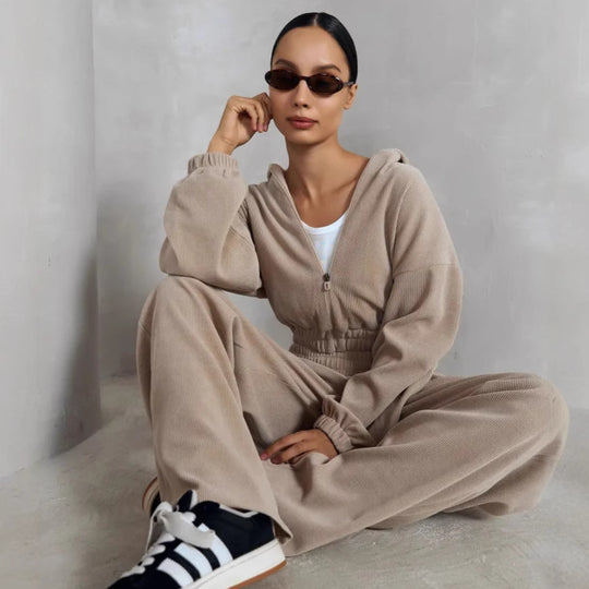 Damen kurz geschnittene Kapuzenjacke und Jogginghose Set aus Cordoptik Shop Nory