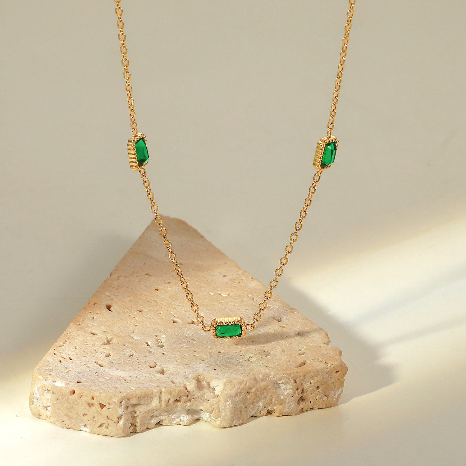 Damen Halskette mit elegantem grünem Steindesign und zarter Goldbeschichtung Shop Nory