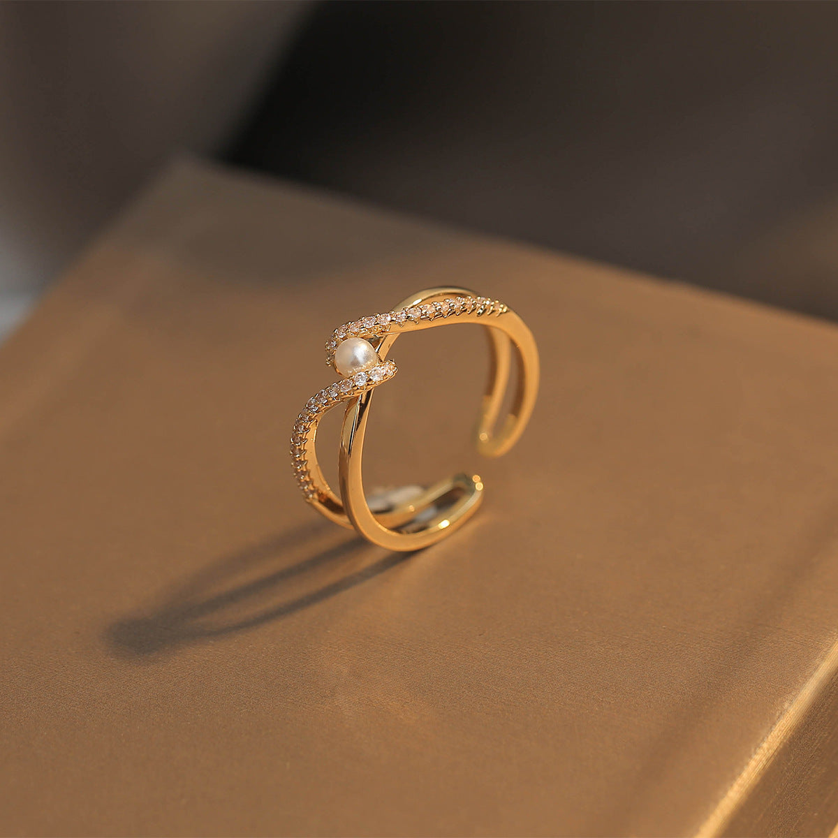 Damen eleganter Spiralring mit zeitlosen Perlen- und Zirkonia-Akzenten Shop Nory