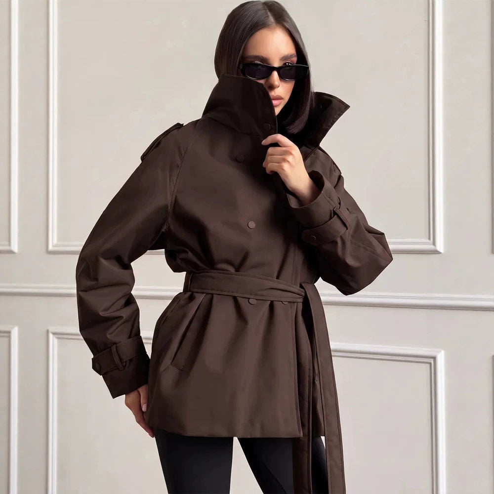 Damen Kurzer technischer Trench mit hoher Kragenblende, doppelter Druckknopfleiste und taillierendem Bindegürtel Shop Nory