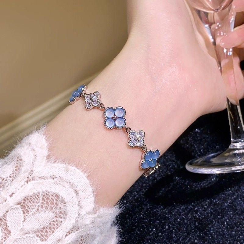 Zartes Armband mit Floralen Kristall- und Perlenimitationen, Verstellbarem Verschluss