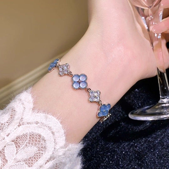 Zartes Armband mit Floralen Kristall- und Perlenimitationen, Verstellbarem Verschluss