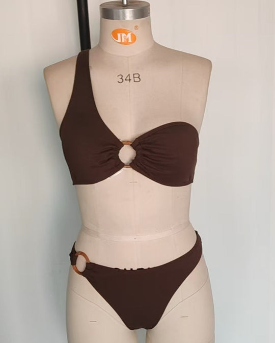 Damen Stilvoller Triangel-Bikini mit goldenen Details