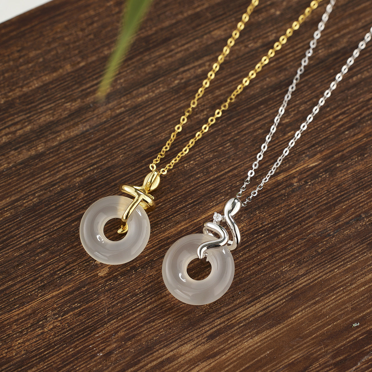 Damen Halskette mit kunstvollem Schlangenanhänger und eleganten Details Shop Nory