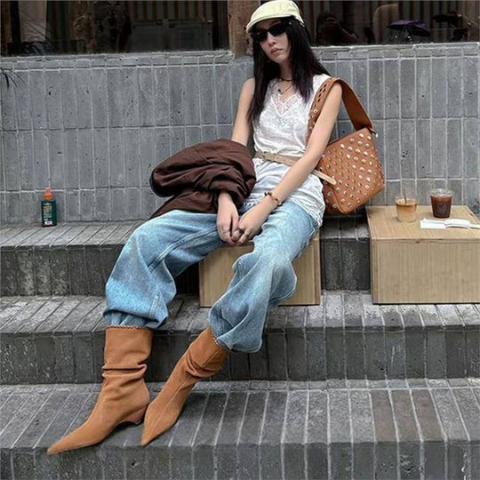 Damen Midcalf Slouch‑Stiefel aus Veloursleder mit spitzer Zehenpartie und sculpted Kitten‑Absatz Shop Nory
