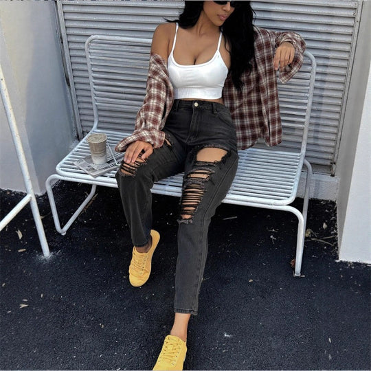 Damen hochgeschnittene Ripped-Mom-Jeans mit mehreren Knie-Cutouts und relaxed Straight-Schnitt Shop Nory