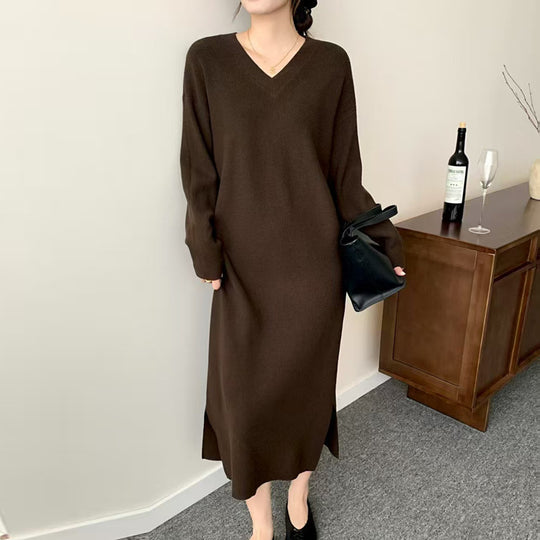 Damen Langes Feinstrick-Midikleid mit V‑Ausschnitt, Seitenschlitz und entspannter Silhouette Shop Nory