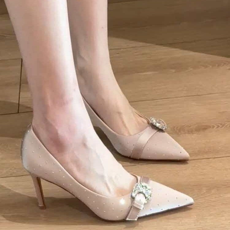 Damen Lack‑Pumps mit spitzer Zehenpartie, Strass‑Schnalle und mittelhohem Stiletto Shop Nory
