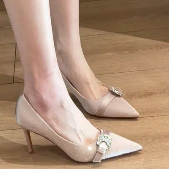 Damen Lack‑Pumps mit spitzer Zehenpartie, Strass‑Schnalle und mittelhohem Stiletto Shop Nory
