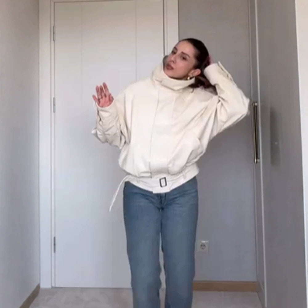Damen Oversize Kurzjacke mit hohem Stehkragen, wattierter Silhouette und taillierbarem Gürtel Shop Nory