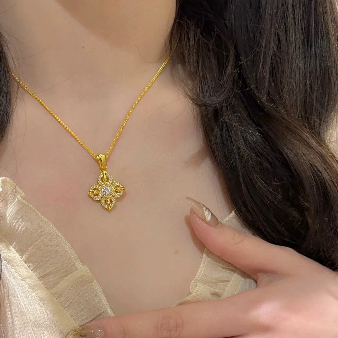 Damen Halskette mit kunstvollem Kreuzanhänger und funkelnden Zirkonia Shop Nory