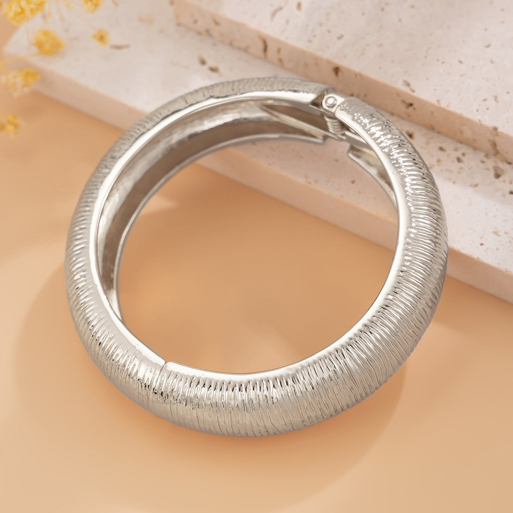 Damen stilvoller Armreif aus hochwertigem Metall mit elegantem Design Shop Nory
