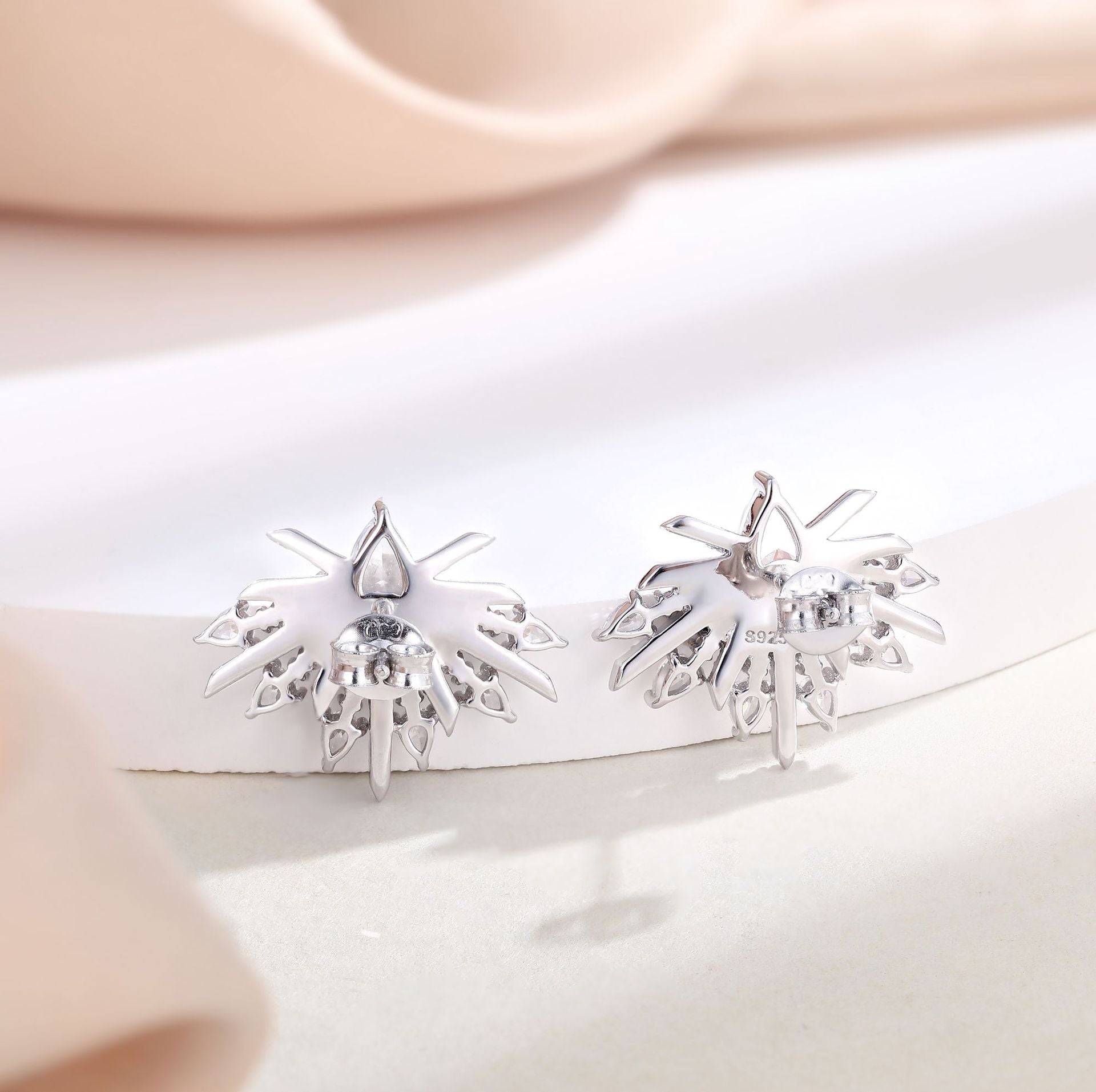 Damen Ohrringe im eleganten Strahlen-Design mit funkelnden Zirkonia Shop Nory