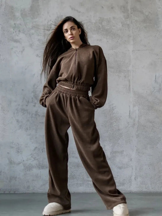 Damen Velours-Loungewear-Set mit kurzem Reißverschluss-Hoodie und weiter hochgeschnittener Palazzohose Shop Nory