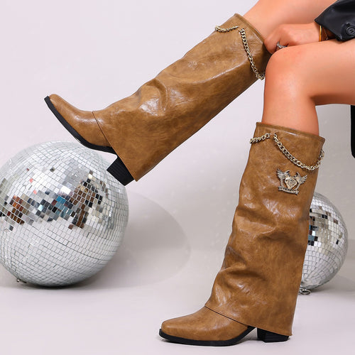 Damen Westernstiefel kniehoch mit slouchigem Schaft, dekorativer Metallkette und geprägtem Wappen Shop Nory