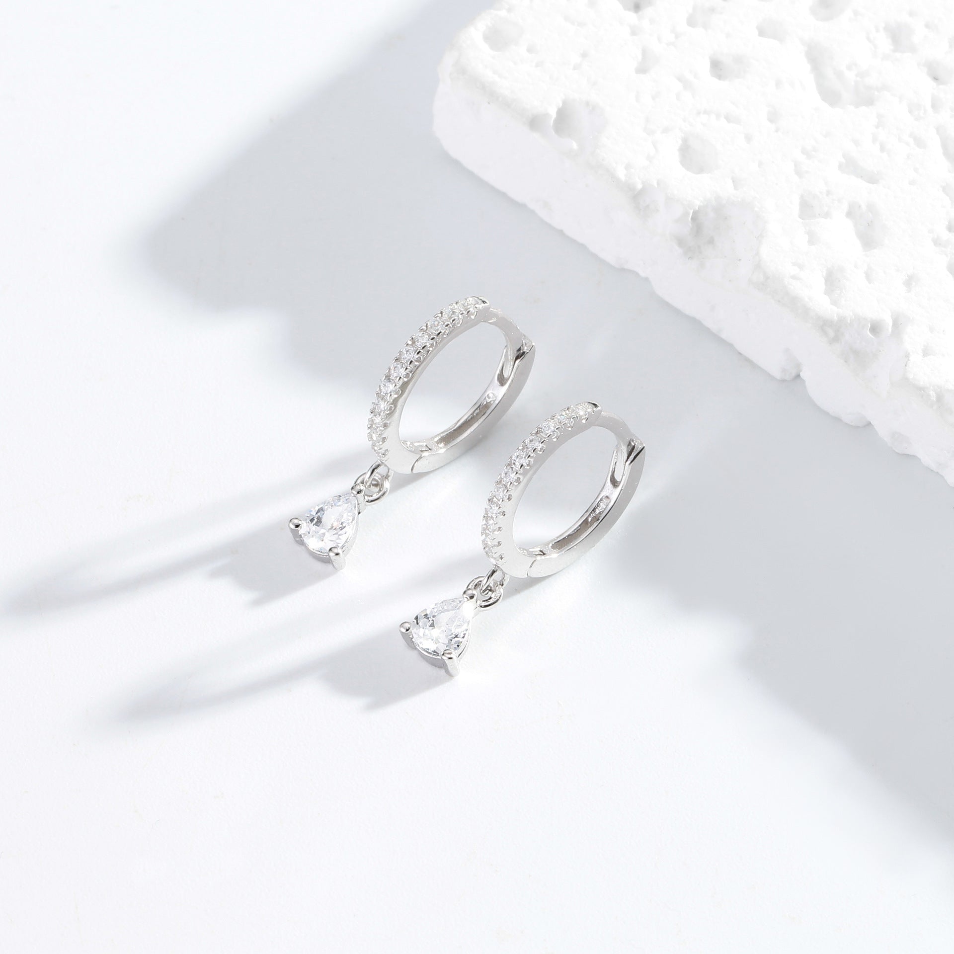 Damen Creolenohrringe mit funkelnden Aqua-Zirkon-Anhängern Shop Nory