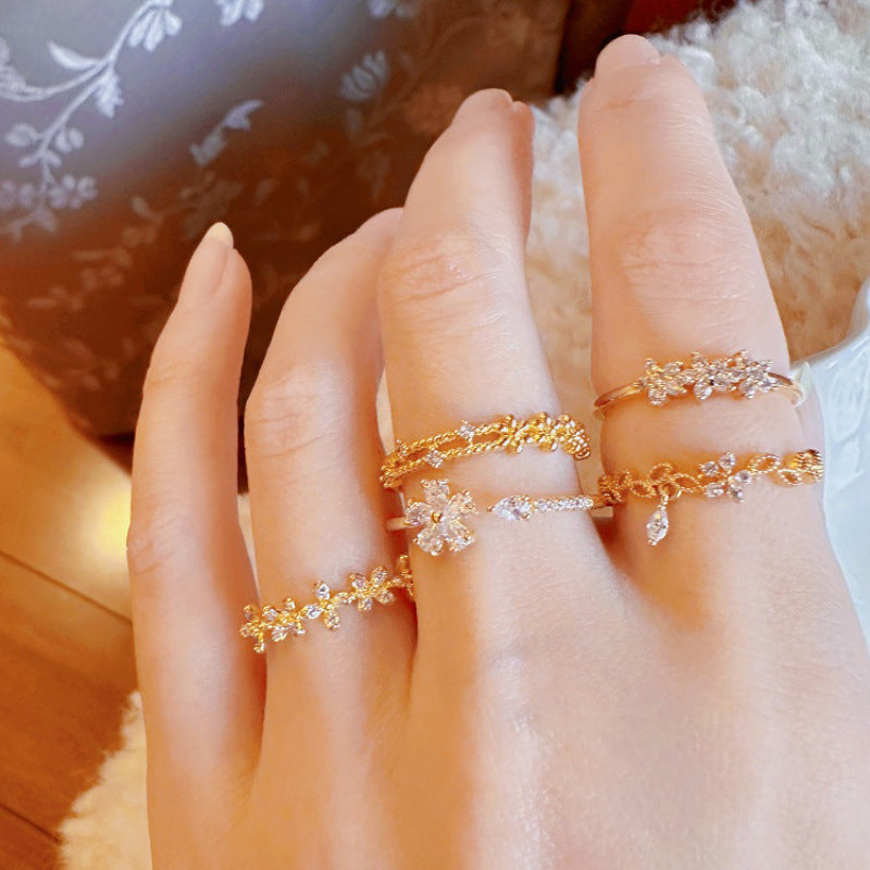 Damenring mit floralem Design und funkelnden Akzenten Shop Nory