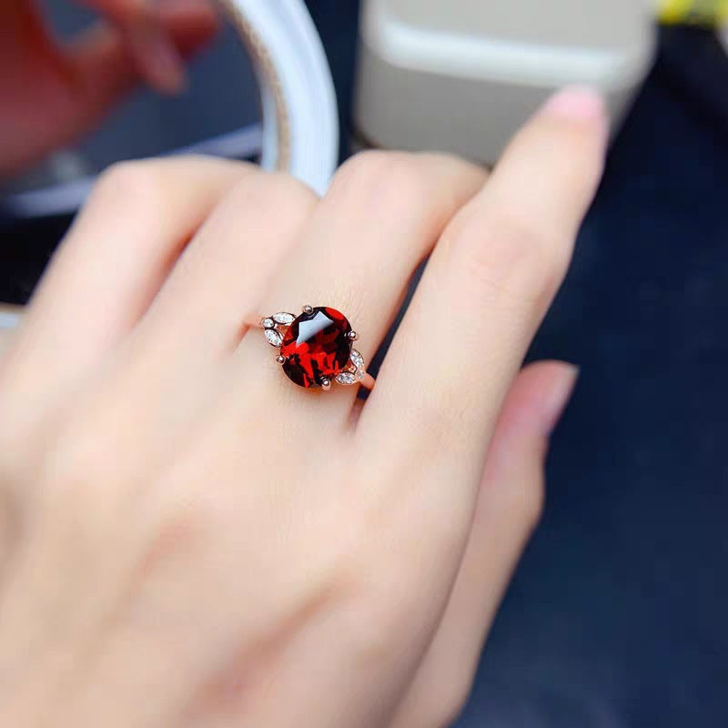 Damen Eleganter Ring mit ovalem Stein und funkelnden Akzenten Shop Nory