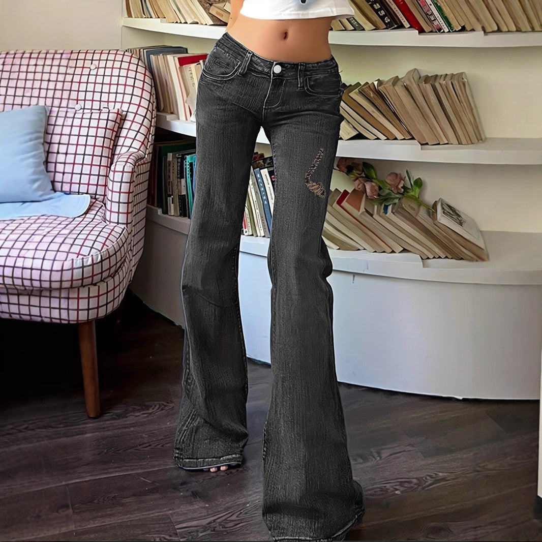 Damen Hochtaillierte Flared-Jeans mit ausgestelltem Bein, dezenter Stickerei & verlängertem Saum Shop Nory