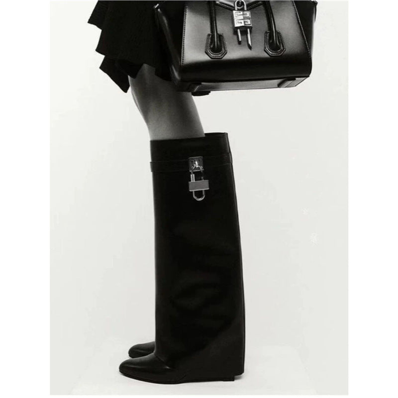 Damen Kniehohe Lederoptik‑Stiefel mit spitzer Zehenkappe, flachem Absatz und Schlossapplikation Shop Nory