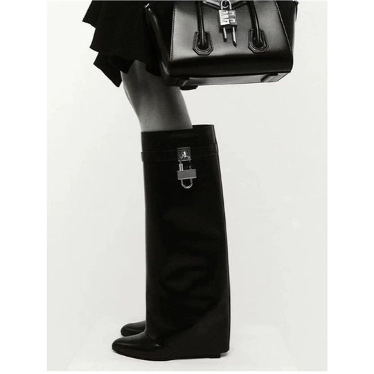Damen Kniehohe Lederoptik‑Stiefel mit spitzer Zehenkappe, flachem Absatz und Schlossapplikation Shop Nory