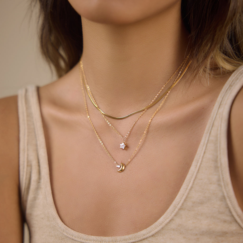 Damen Halskette mit charmantem Mond- und Sternanhänger aus hypoallergenem Edelstahl Shop Nory