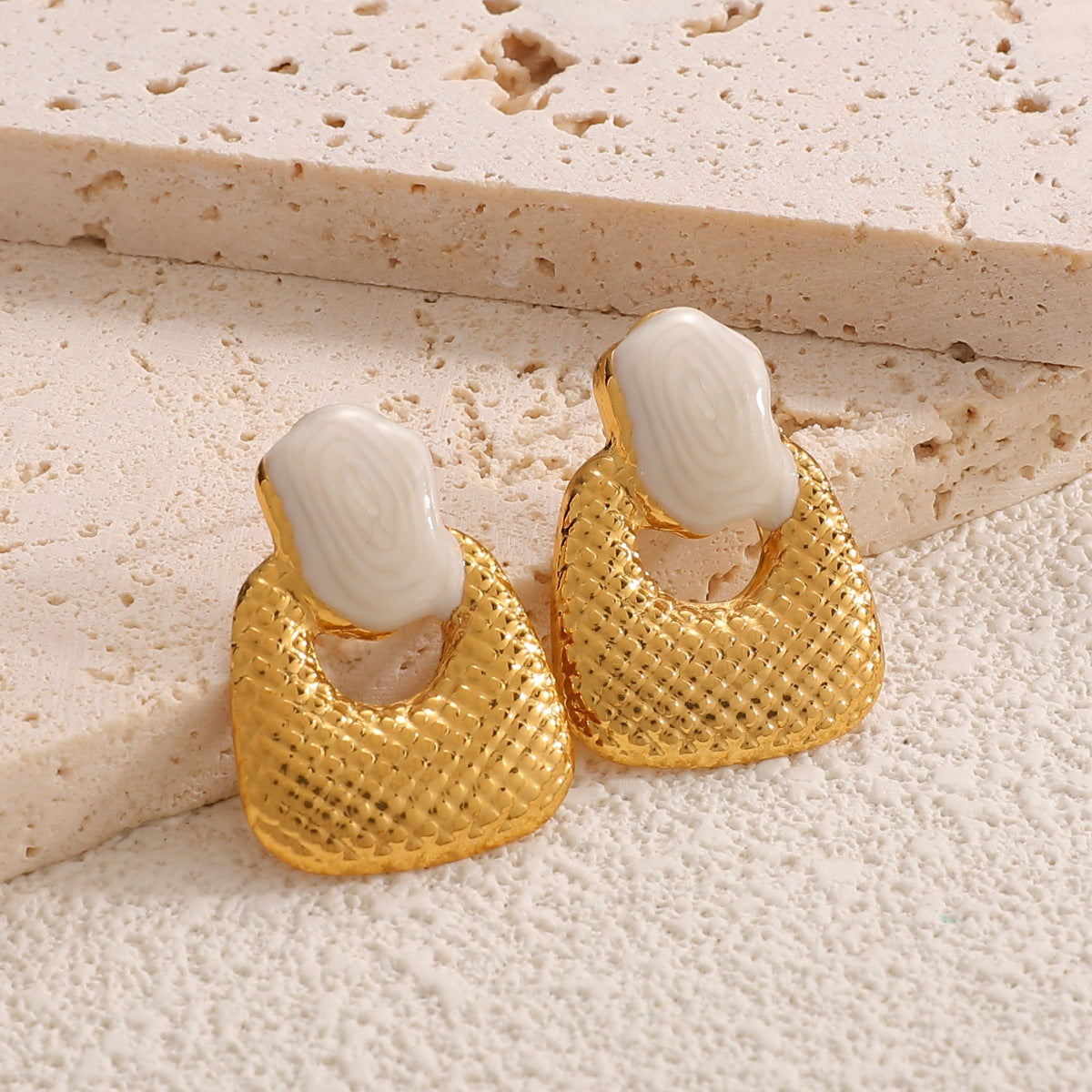 Damen Ohrstecker mit kunstvollem goldfarbenem Design Shop Nory