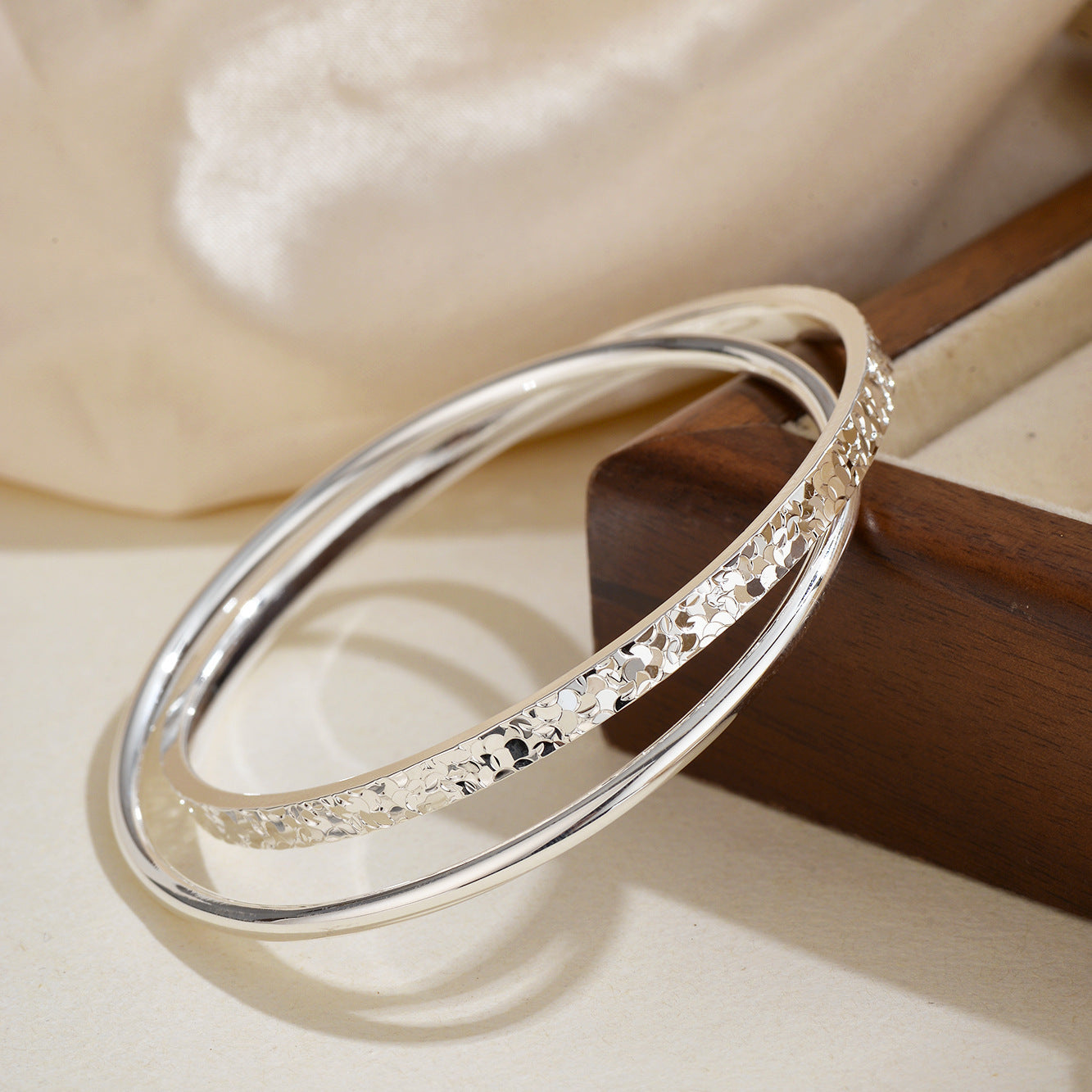 Damen eleganter Armreif mit kunstvollem Design Shop Nory