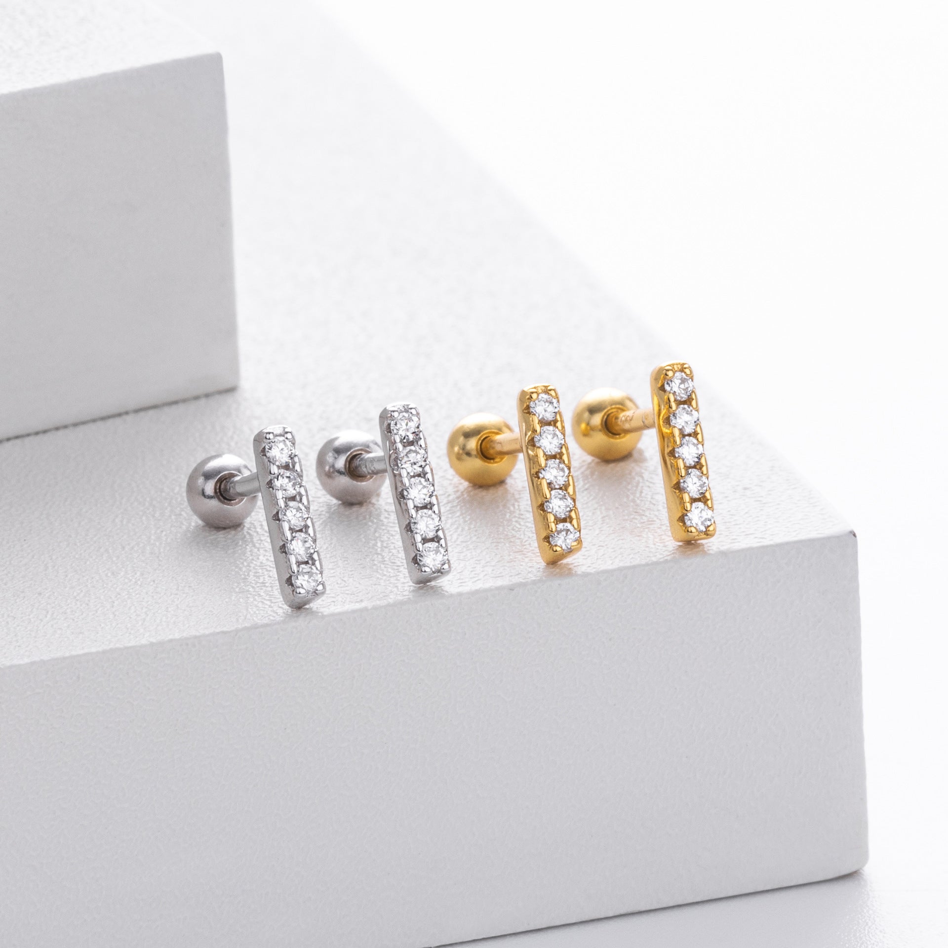 Damen Ohrstecker mit funkelnden Zirkon-Elementen in edler 925er Sterling Silber-Fassung Shop Nory