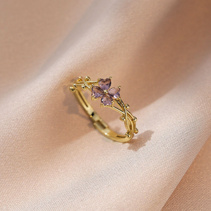 Damenring mit floralem Design und funkelnden Edelsteinen Shop Nory