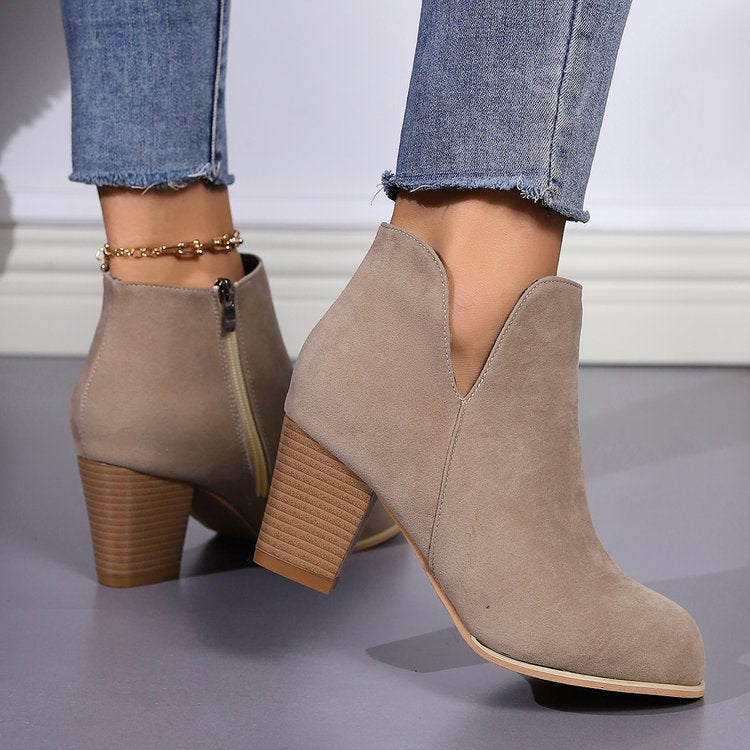 Damen Kurzstiefeletten mit V‑Ausschnitt, seitlichem Reißverschluss und robustem Blockabsatz Shop Nory