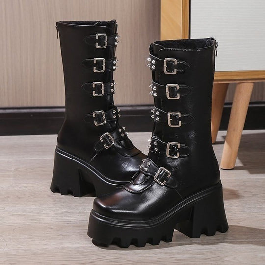 Damen Schaftstiefel mit Plateau, Mehrfachschnallen, Spikes und robuster Lugsohle Shop Nory