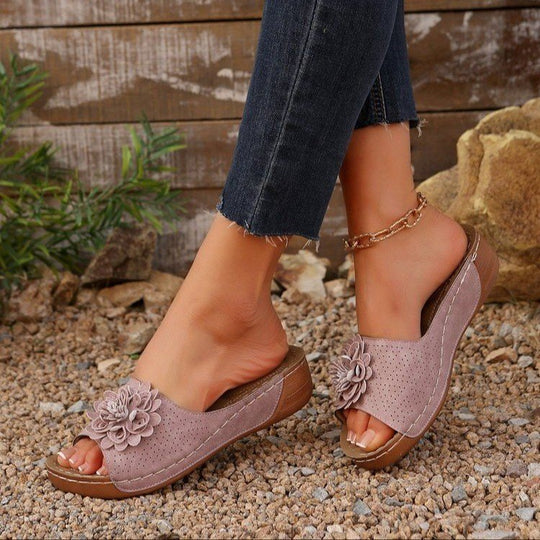 Damen Perforierte Keil-Sandalen als Slip-On mit Blumenapplikation und gepolstertem Fußbett Shop Nory