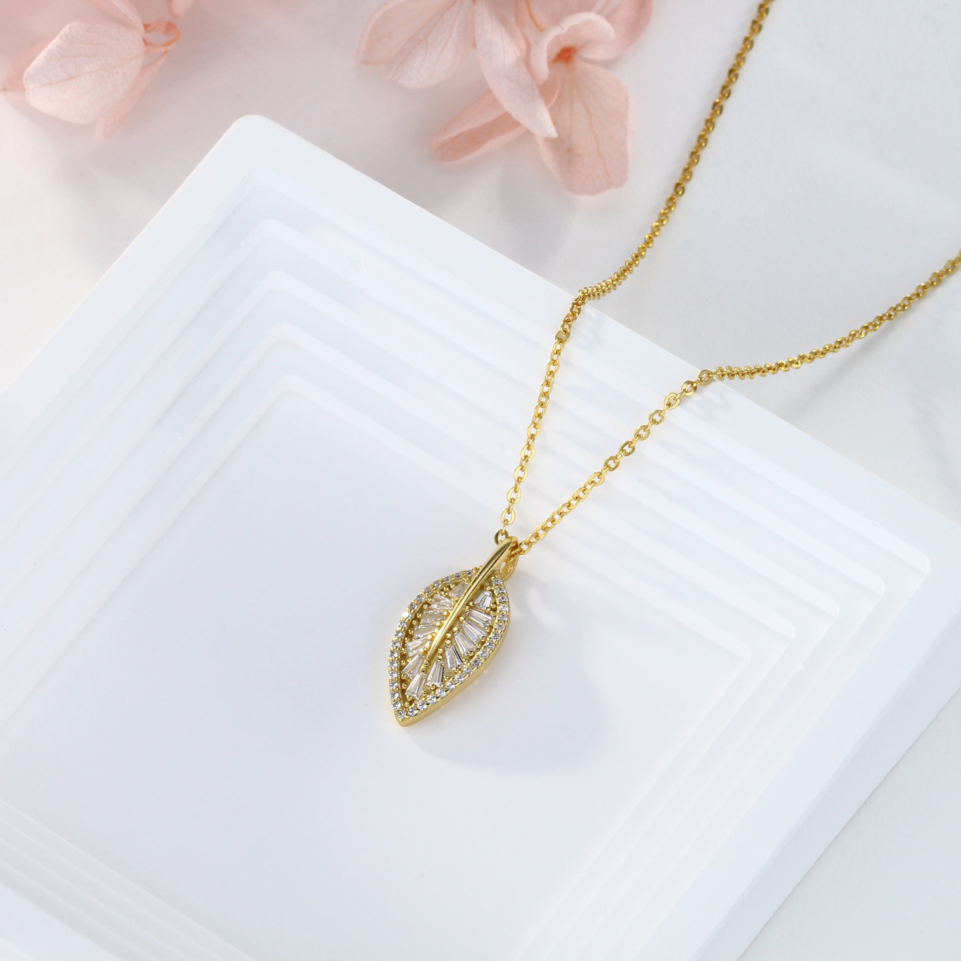 Damen Halskette mit elegantem Blattanhänger und funkelndem Zirkonbesatz Shop Nory