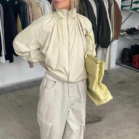 Damen Oversize Windjacke mit hohem Stehkragen, Tunnelzug-Schulterpasse und Ballonärmeln Shop Nory