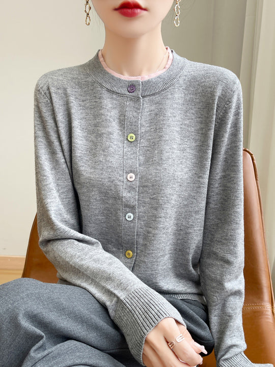 Damen Leichter Feinstrick-Cardigan mit Rundhalsausschnitt und bunten Knöpfen Shop Nory