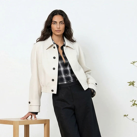 Damen Kurzer Boxy-Blouson mit elastischem Saum und markanten Knopfdetails Shop Nory
