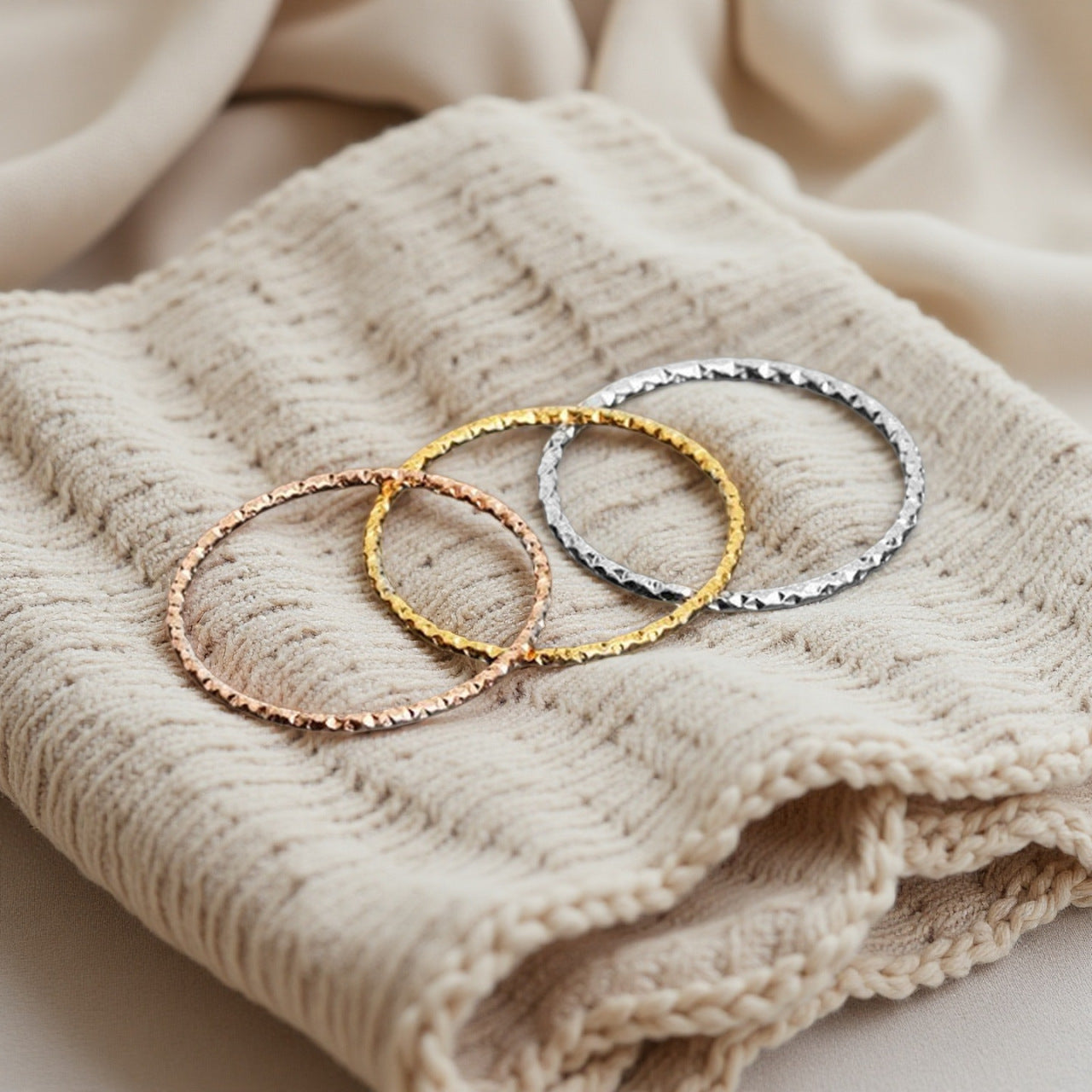 Damen Ring mit elegantem, gedrehtem Design aus hochwertigem Edelstahl Shop Nory
