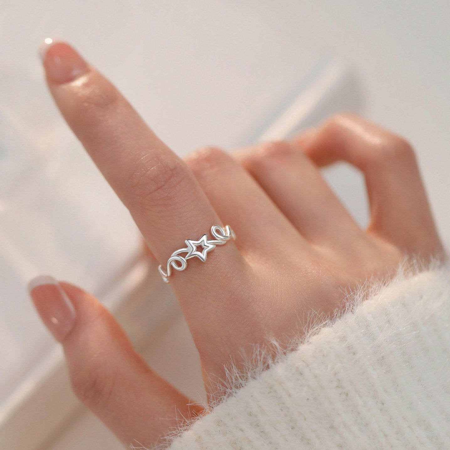 Damen Offener Ring mit kunstvollem Sternenmuster und filigranen Akzenten Shop Nory