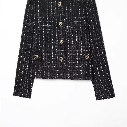 Damen kurze Bouclé‑Tweed‑Jacke mit Stehkragen, Zierknöpfen und Pattentaschen Shop Nory