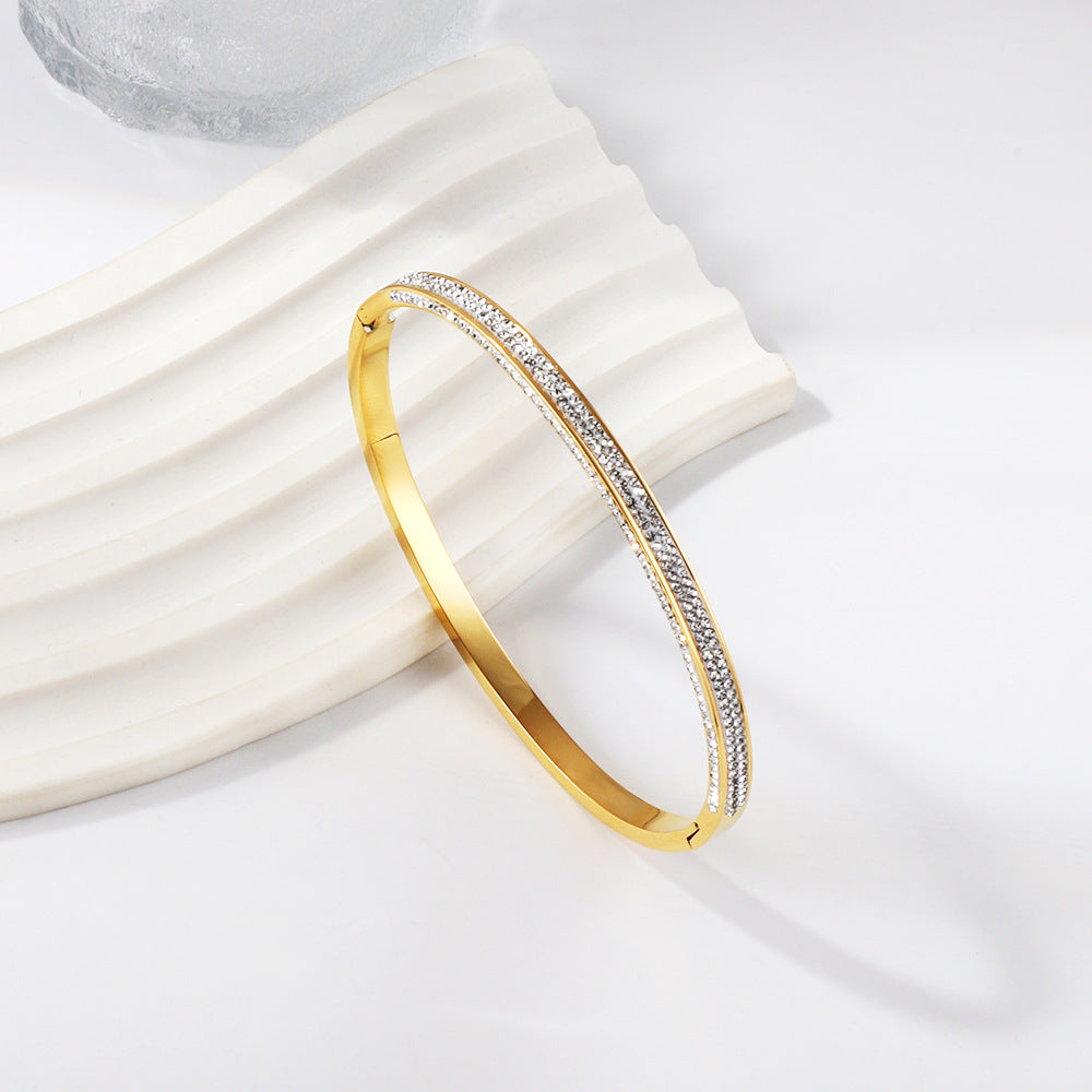 Damen Armreif mit funkelnden Zirkonia-Akzenten und elegantem Goldüberzug Shop Nory