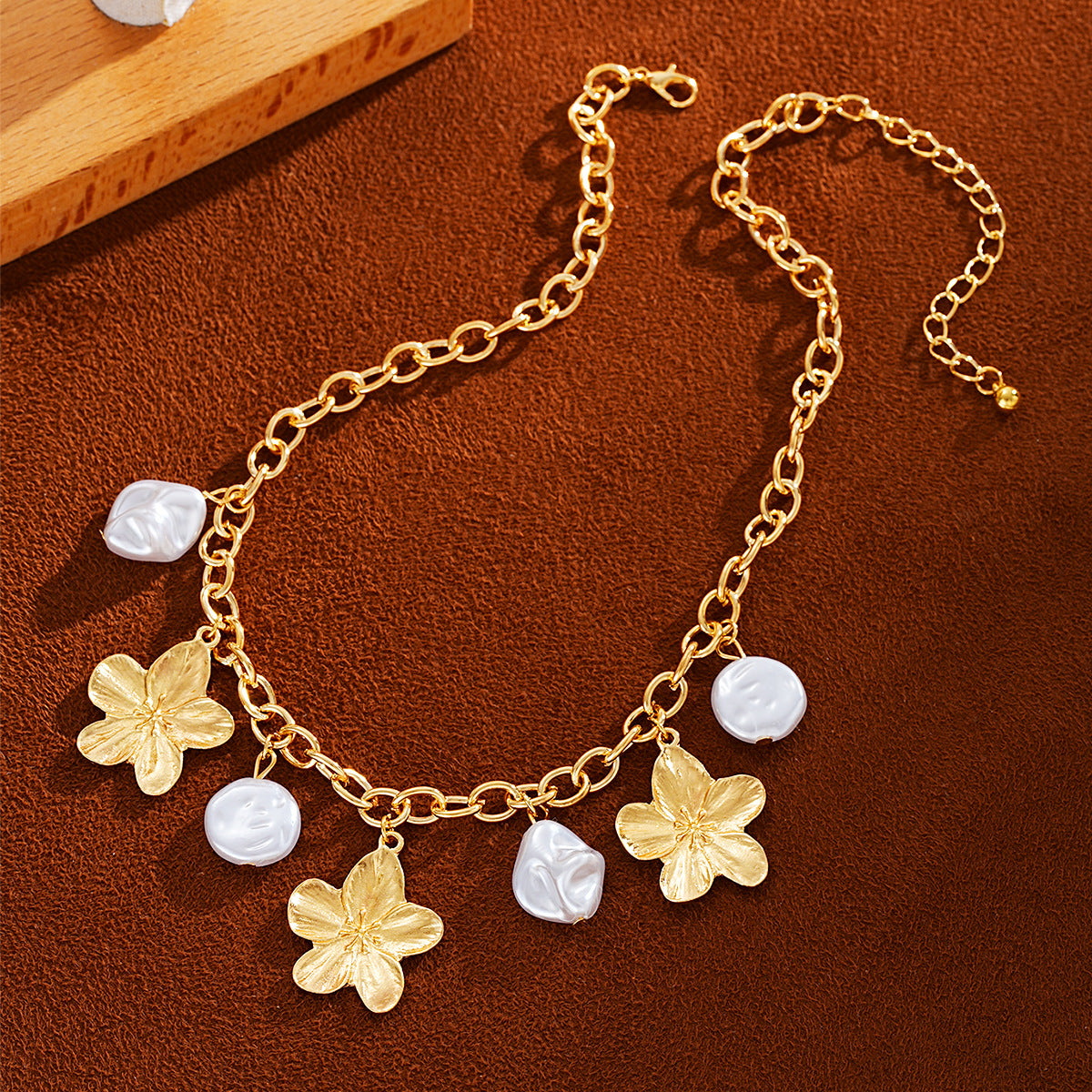 Damen Halskette mit floralen Anhängern und Perlen Shop Nory